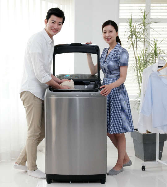 삼성전자 모델들이 출시 20주 만에 국내 판매 10만대를 돌파한 '액티브워시' 세탁기의 애벌빨래 기능을 소개하고 있다. 삼성전자 제공